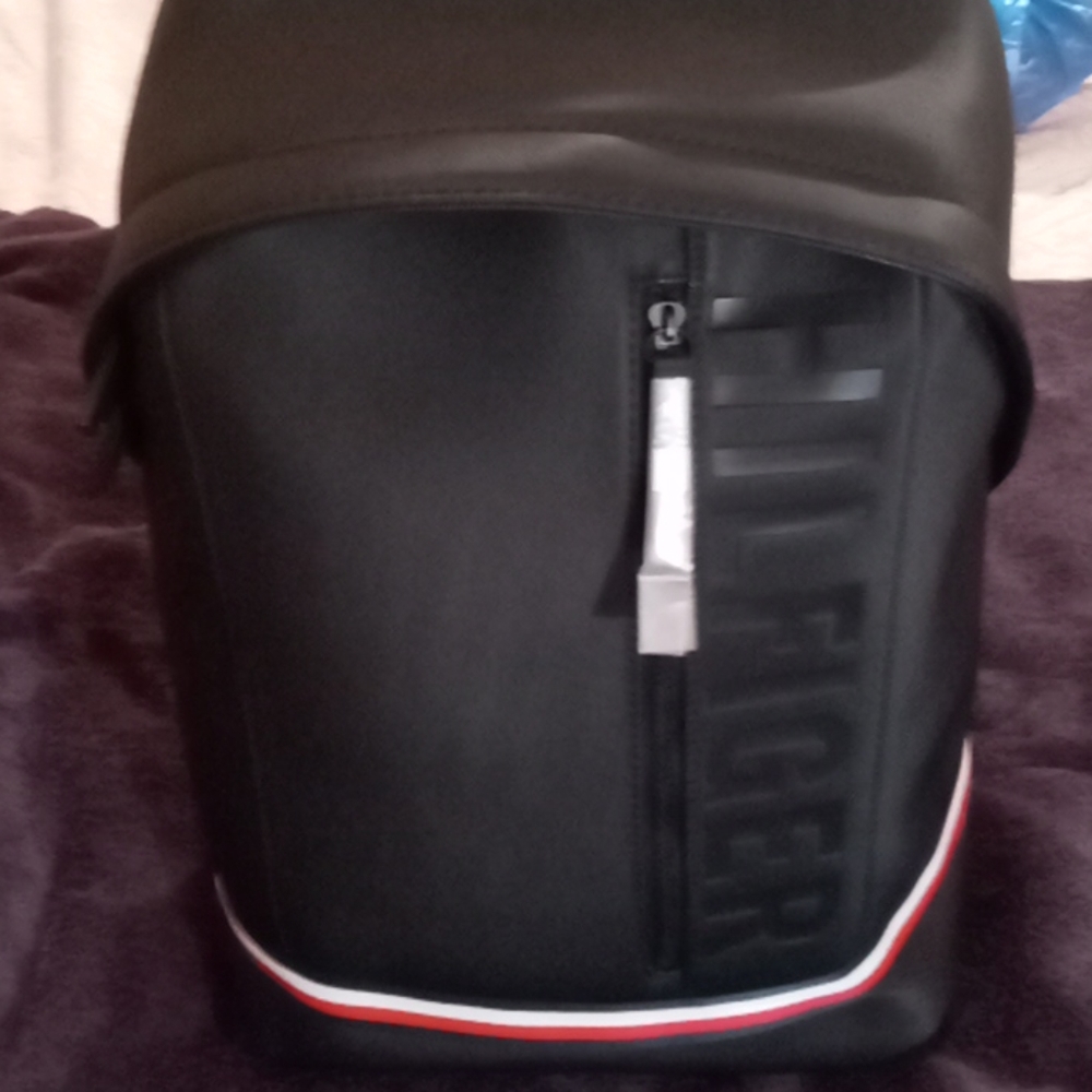 I'm selling a big Tommy Hilfiger black bag
